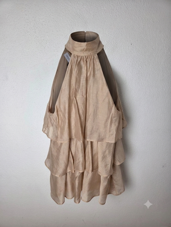 Top Donna Beige Satinato con Balze e Collo Alto – Elegante e Femminile