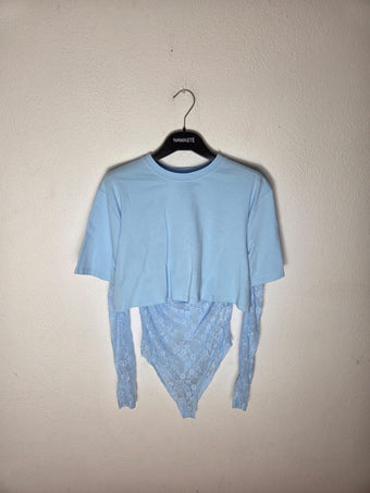 Body donna Namasté in pizzo celeste con t-shirt crop integrata – taglia unica