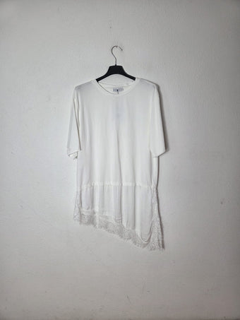 Maglia Donna Namaste Bianca con Pizzo Asimmetrico – Taglia Unica
