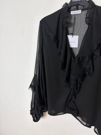 Blusa Donna Nera Namaste in Chiffon con Pizzo e Volant – Manica Lunga – Taglia Unica
